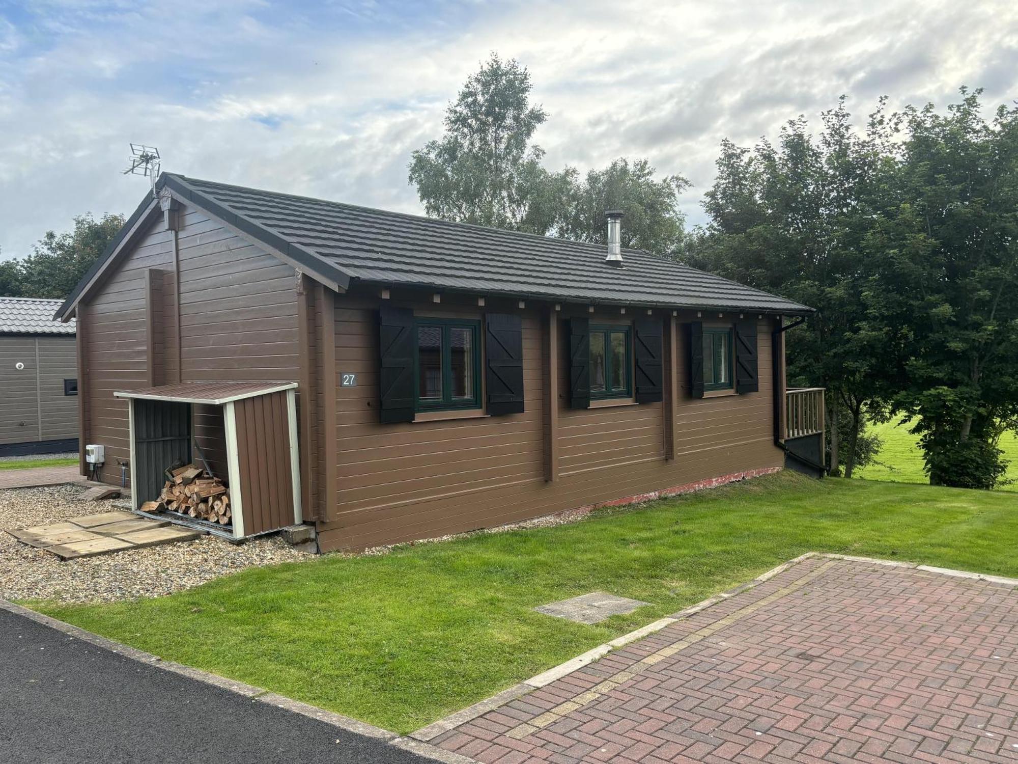 Rustic Lodge Retreat At Riverview Holiday Park Newcastleton エクステリア 写真