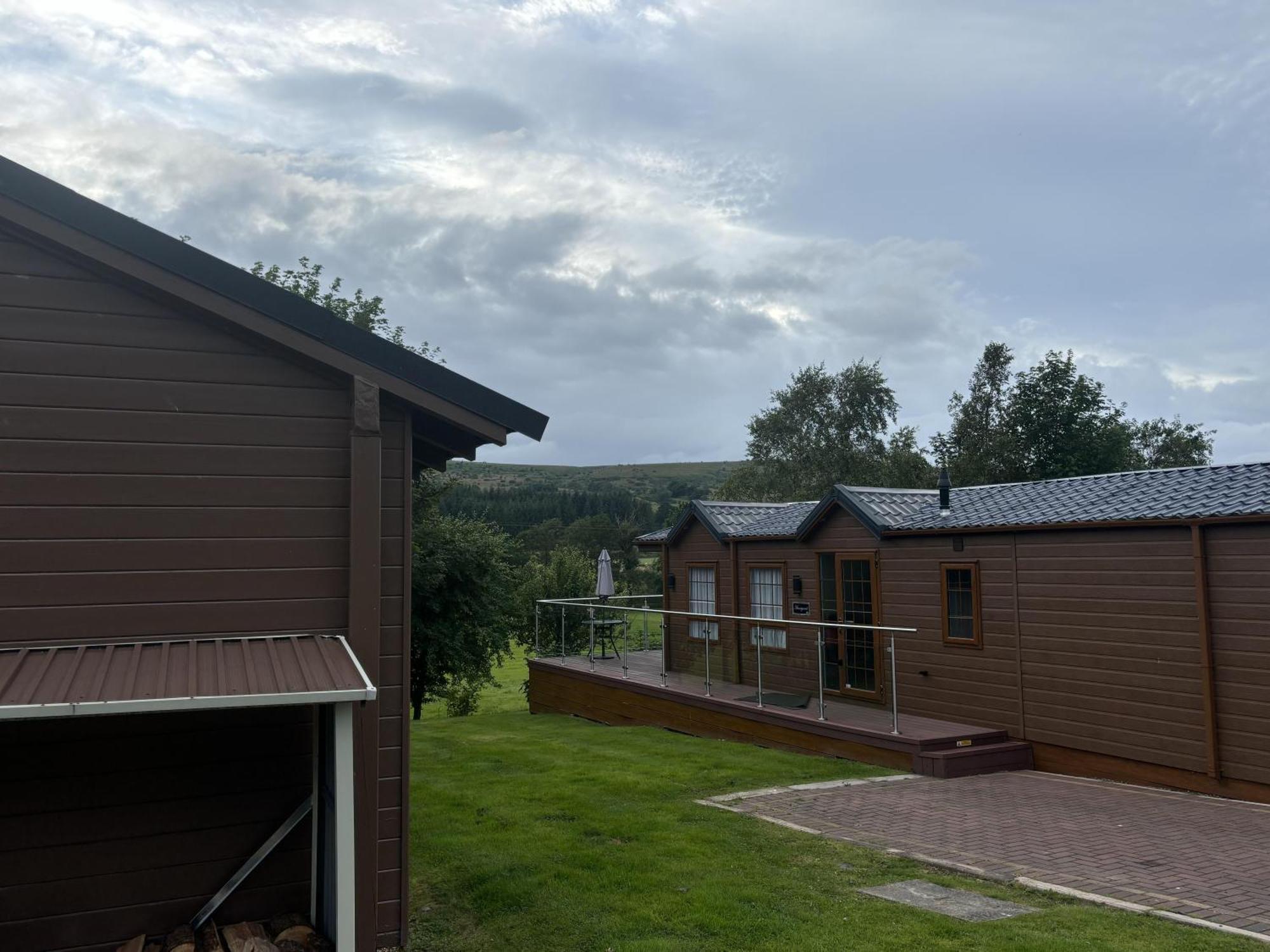 Rustic Lodge Retreat At Riverview Holiday Park Newcastleton エクステリア 写真
