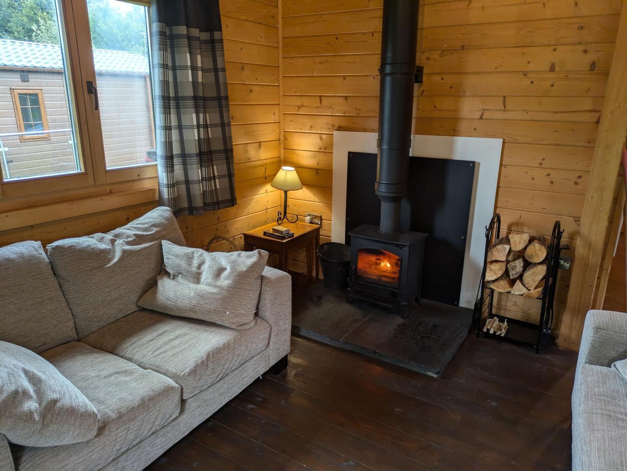 Rustic Lodge Retreat At Riverview Holiday Park Newcastleton エクステリア 写真