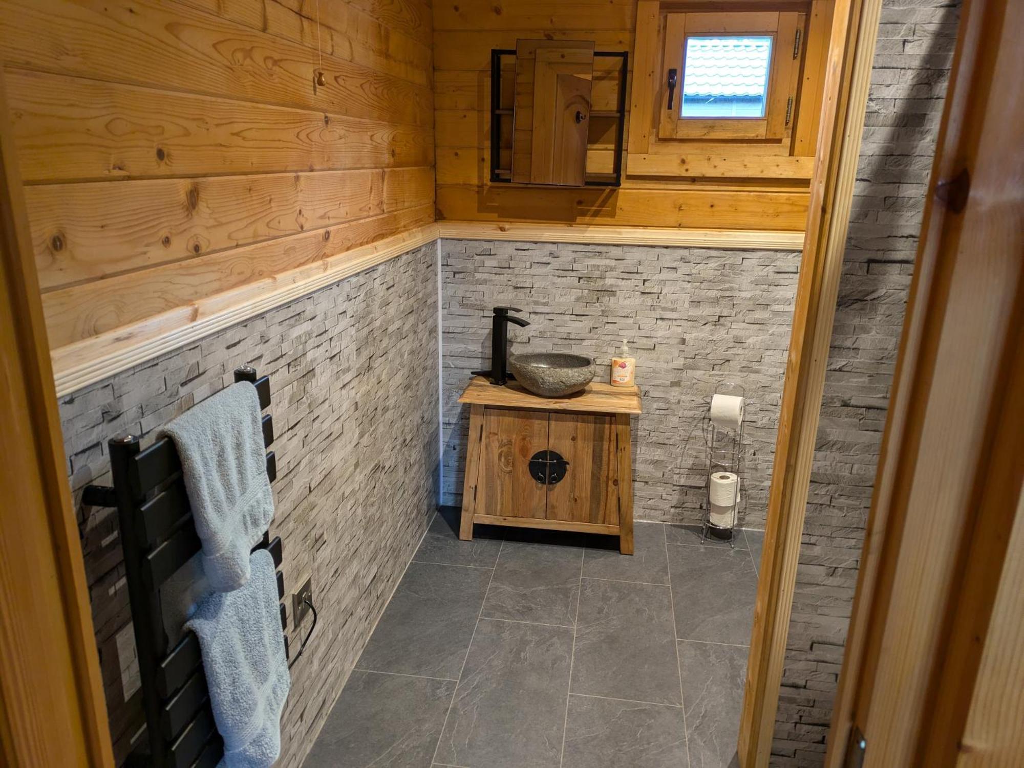 Rustic Lodge Retreat At Riverview Holiday Park Newcastleton エクステリア 写真
